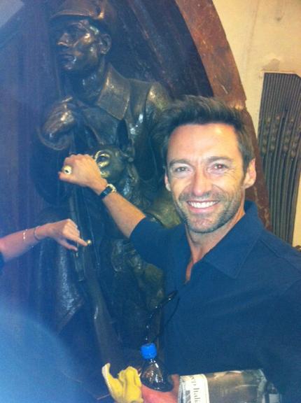 Hugh Jackman visita pontos turísticos de Moscou