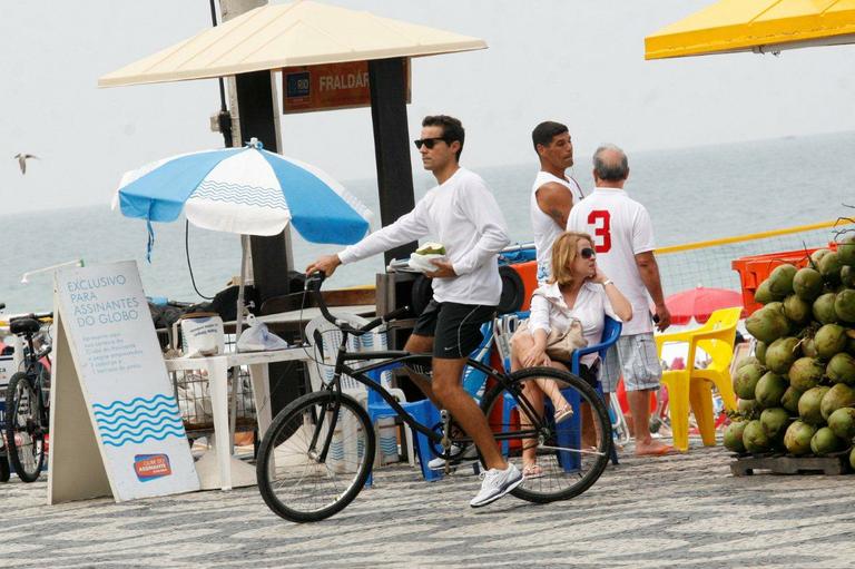 Ricardo Pereira passeia e toma água de coco pelo Rio de Janeiro