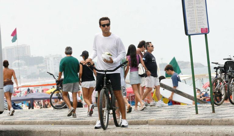 Ricardo Pereira passeia e toma água de coco pelo Rio de Janeiro