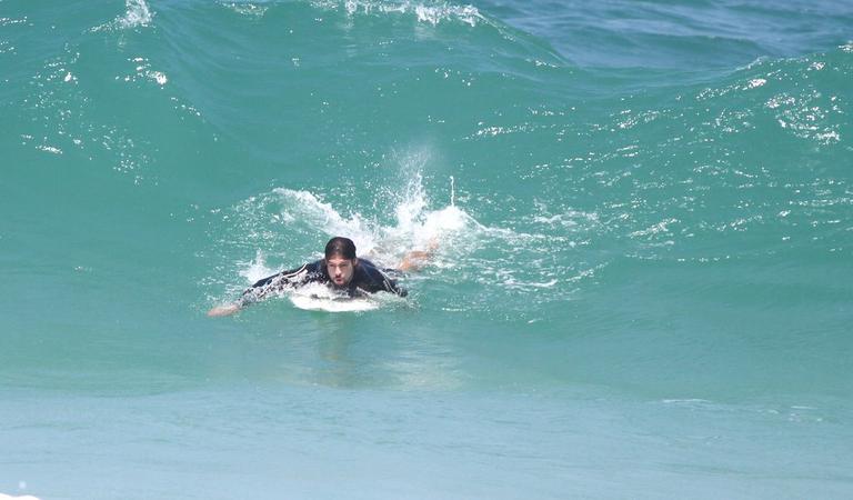 Cauã Reymond surfa na Barra da Tijuca