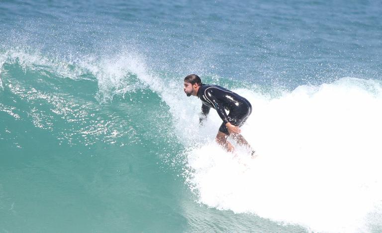 Cauã Reymond surfa na Barra da Tijuca