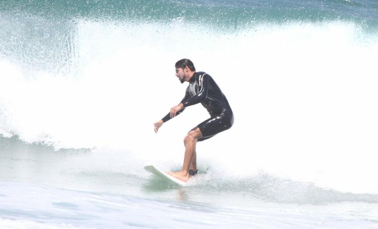 Cauã Reymond surfa na Barra da Tijuca