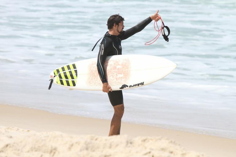 Cauã Reymond surfa na Barra da Tijuca