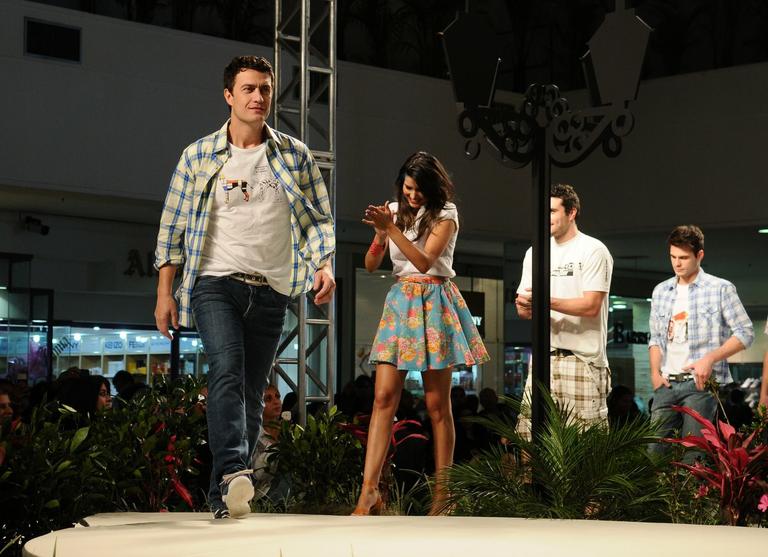 Gabriel Braga Nunes, Mariana Felício e Daniel Saullo no final do desfile