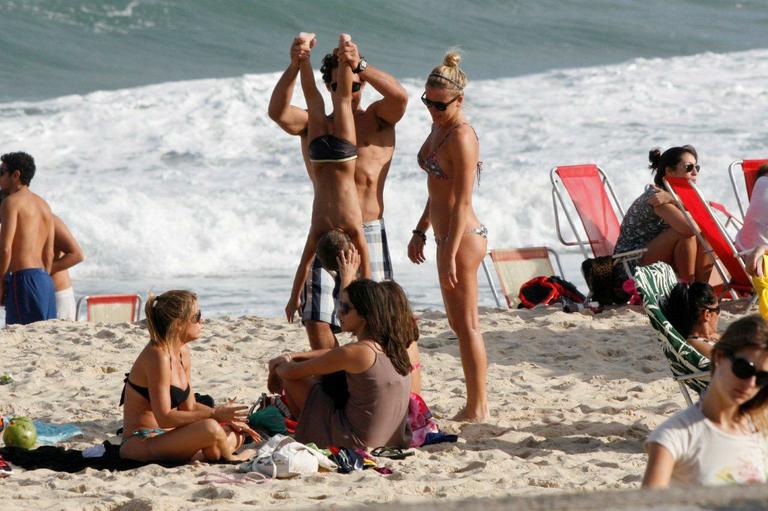 Flávio Canto e Fiorela Mattheis se divertem na praia do Leblon