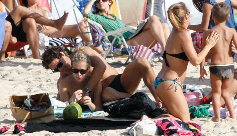 Fiorella Mattheis e Flávio Canto trocam carinhos na praia do Leblon