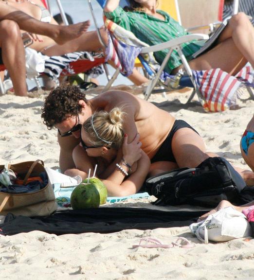 Fiorella Mattheis e Flávio Canto trocam carinhos na praia do Leblon