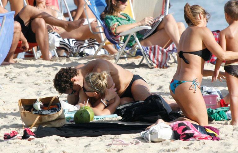 Fiorella Mattheis e Flávio Canto trocam carinhos na praia do Leblon