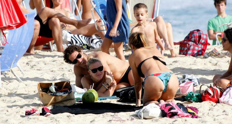 Fiorella Mattheis e Flávio Canto trocam carinhos na praia do Leblon