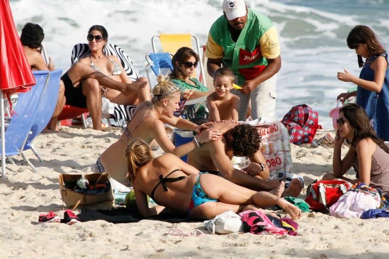 Fiorella Mattheis e Flávio Canto se divertem na praia do Leblon