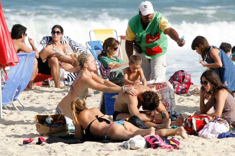 Fiorella Mattheis e Flávio Canto se divertem na praia do Leblon