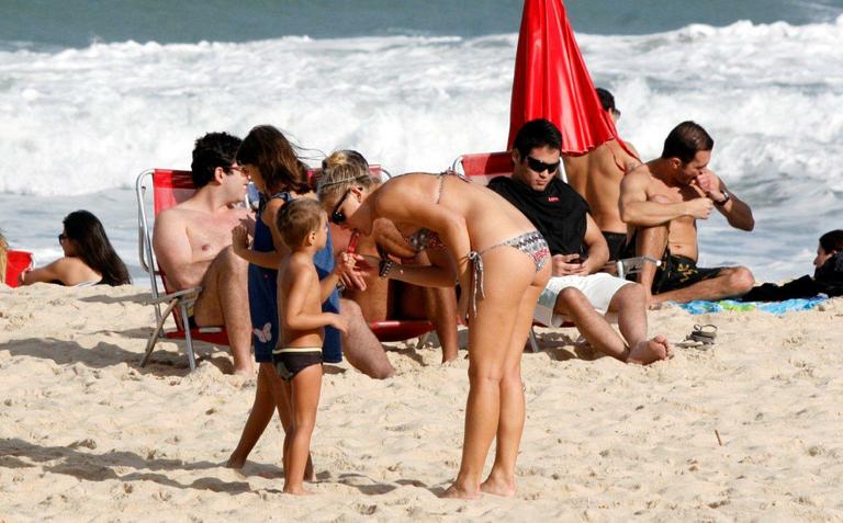 Fiorella Mattheis toma sorvete na praia do Leblon