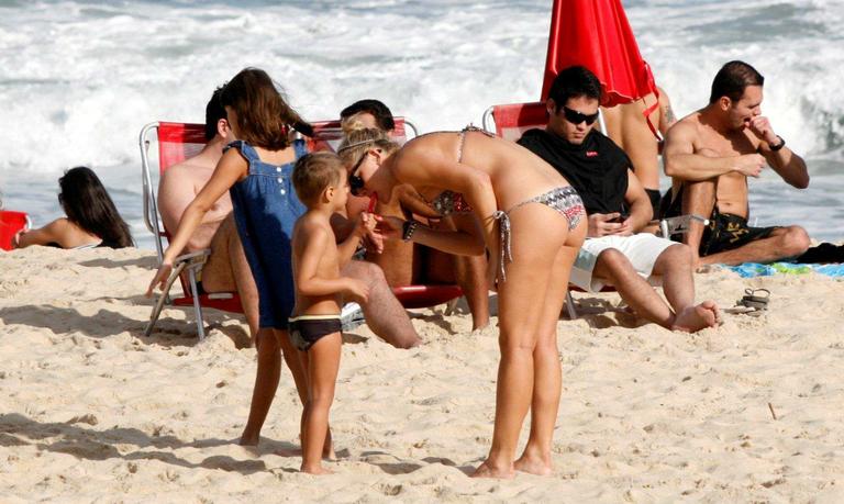 Fiorella Mattheis toma sorvete na praia do Leblon