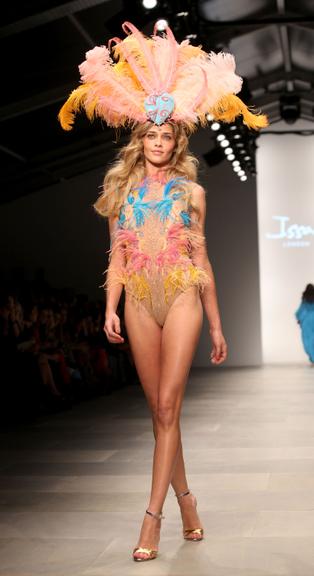 Desfile Issa London inspirado no Rio de Janeiro