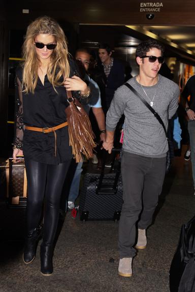 Nick Jonas desembarca no aeroporto com a namorada, a cantora Delta Goodrem