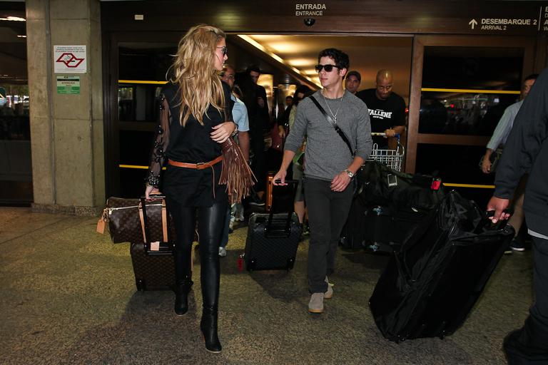 Nick Jonas desembarca no aeroporto com a namorada, a cantora Delta Goodrem