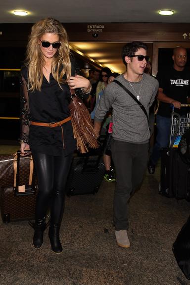 Nick Jonas desembarca no aeroporto com a namorada, a cantora Delta Goodrem