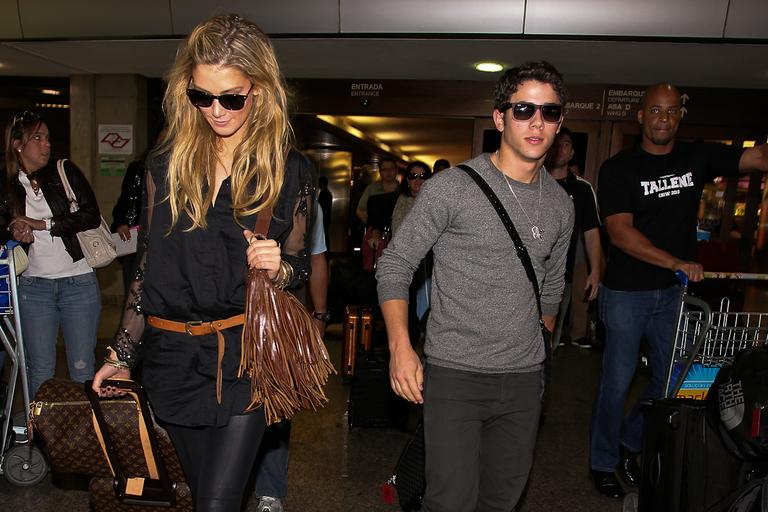 Nick Jonas desembarca no aeroporto com a namorada, a cantora Delta Goodrem