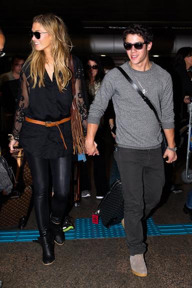 Nick Jonas desembarca no aeroporto com a namorada, a cantora Delta Goodrem