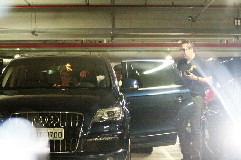 Nick Jonas entrando em carro com a namorada, Delta, em São Paulo