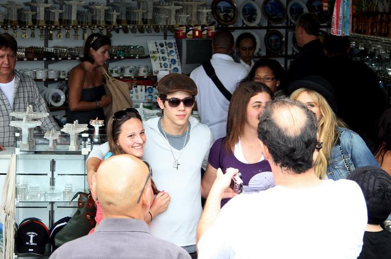 Nick Jonas com fãs