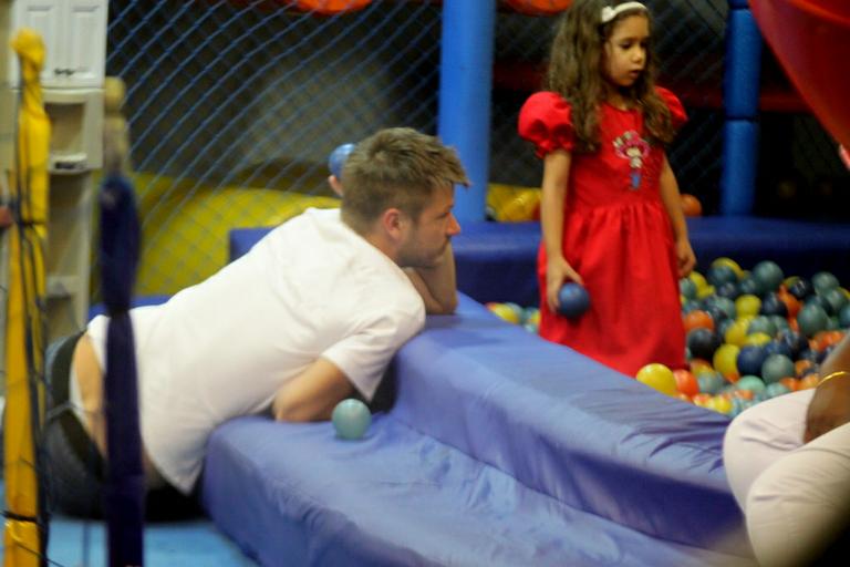 Rodrigo Hilbert brinca com os filhos na piscina de bolinha de um shopping no Rio de Janeiro