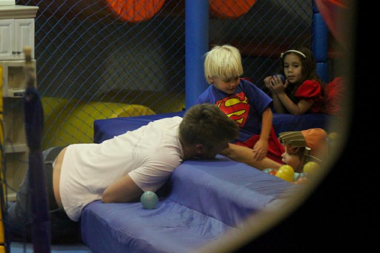 Rodrigo Hilbert brinca com os filhos na piscina de bolinha de um shopping no Rio de Janeiro