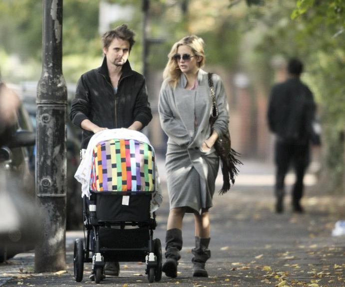 Kate Hudson e Matt Bellamy passeiam com Bingham Hawn em Londres