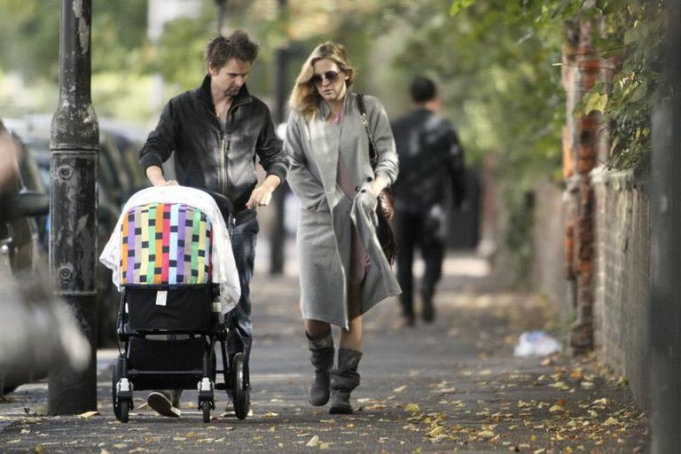 Kate Hudson e Matt Bellamy passeiam com Bingham Hawn em Londres