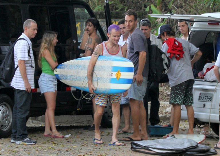 Anthony Kiedis e Flea surfam na praia do Recreio dos Bandeirantes, no Rio de Janeiro