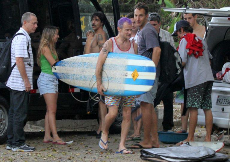 Anthony Kiedis e Flea surfam na praia do Recreio dos Bandeirantes, no Rio de Janeiro