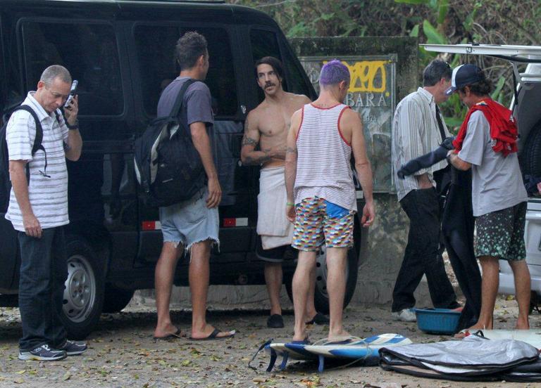 Anthony Kiedis e Flea surfam na praia do Recreio dos Bandeirantes, no Rio de Janeiro