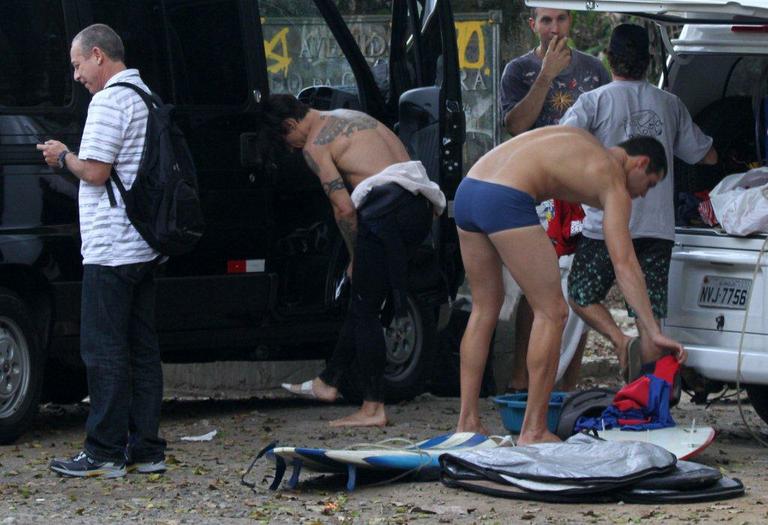 Anthony Kiedis e Flea surfam na praia do Recreio dos Bandeirantes, no Rio de Janeiro