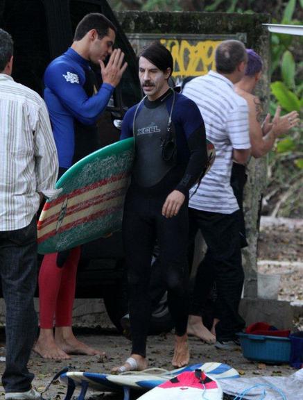 Anthony Kiedis e Flea surfam na praia do Recreio dos Bandeirantes, no Rio de Janeiro