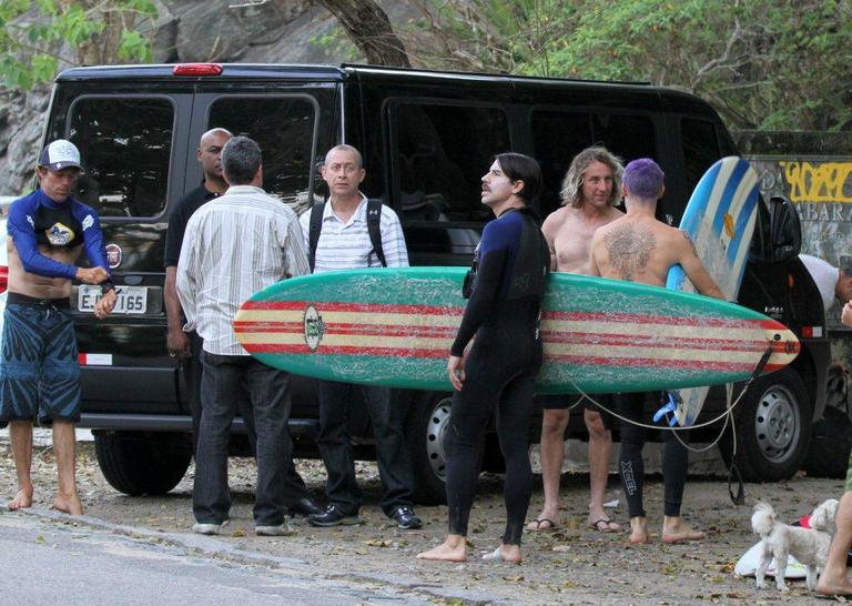 Anthony Kiedis e Flea surfam na praia do Recreio dos Bandeirantes, no Rio de Janeiro