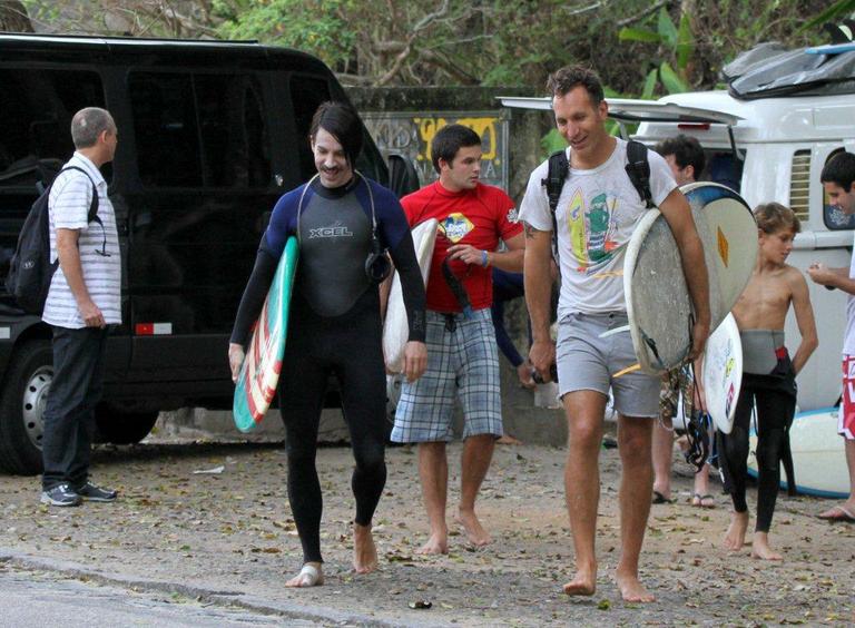 Anthony Kiedis e Flea surfam na praia do Recreio dos Bandeirantes, no Rio de Janeiro