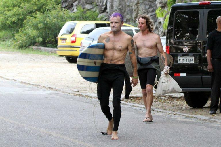 Anthony Kiedis e Flea surfam na praia do Recreio dos Bandeirantes, no Rio de Janeiro