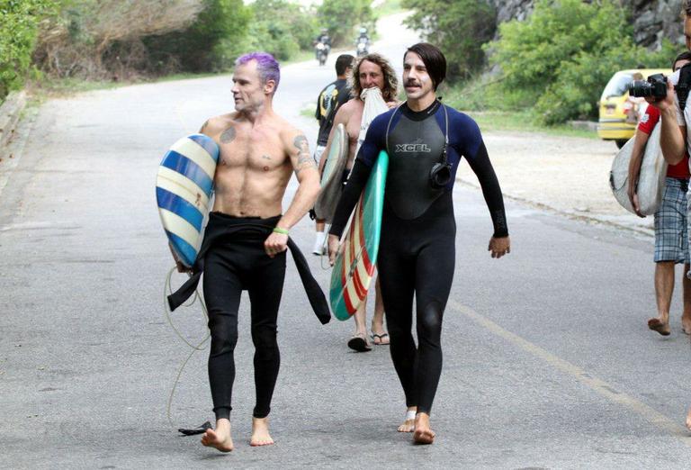 Anthony Kiedis e Flea surfam na praia do Recreio dos Bandeirantes, no Rio de Janeiro