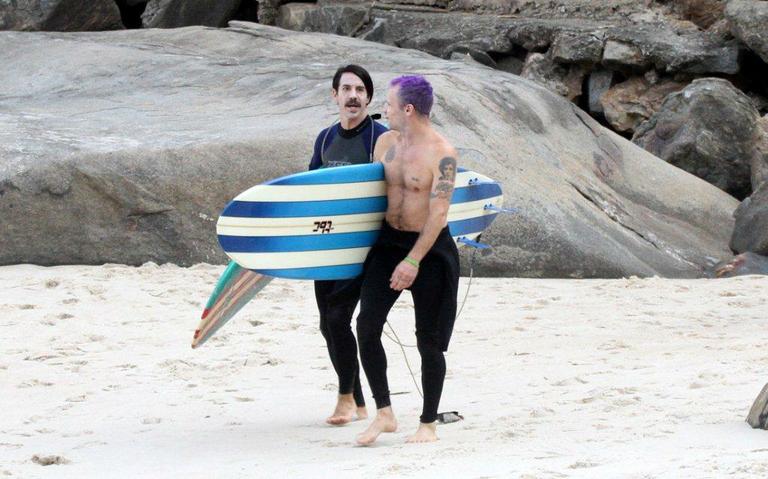 Anthony Kiedis e Flea surfam na praia do Recreio dos Bandeirantes, no Rio de Janeiro