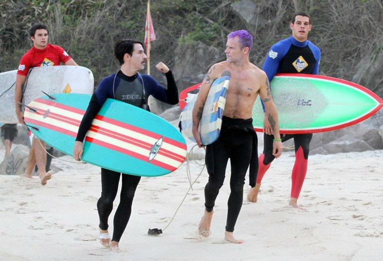 Anthony Kiedis e Flea surfam na praia do Recreio dos Bandeirantes, no Rio de Janeiro