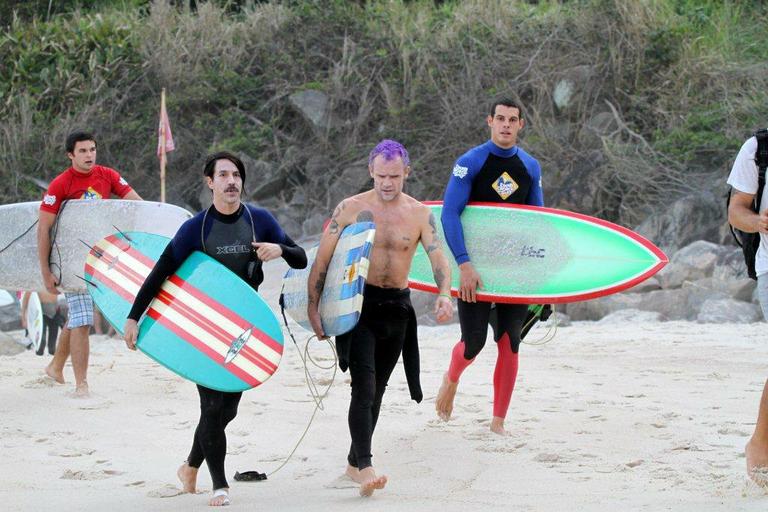 Anthony Kiedis e Flea surfam na praia do Recreio dos Bandeirantes, no Rio de Janeiro