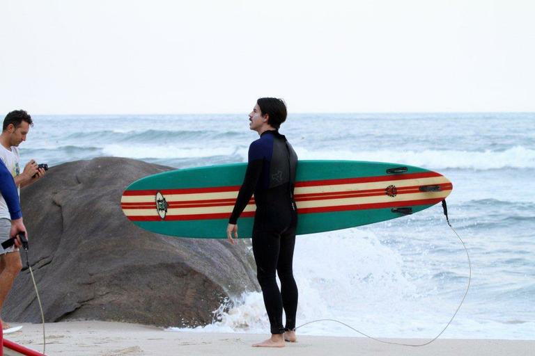 Anthony Kiedis e Flea surfam na praia do Recreio dos Bandeirantes, no Rio de Janeiro