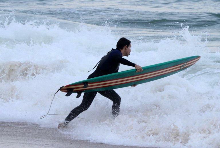 Anthony Kiedis e Flea surfam na praia do Recreio dos Bandeirantes, no Rio de Janeiro