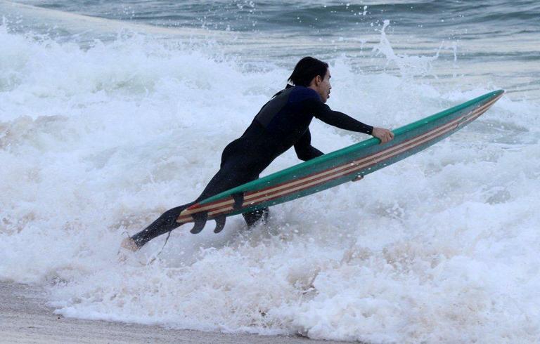 Anthony Kiedis e Flea surfam na praia do Recreio dos Bandeirantes, no Rio de Janeiro