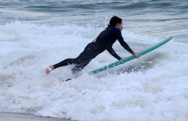 Anthony Kiedis e Flea surfam na praia do Recreio dos Bandeirantes, no Rio de Janeiro