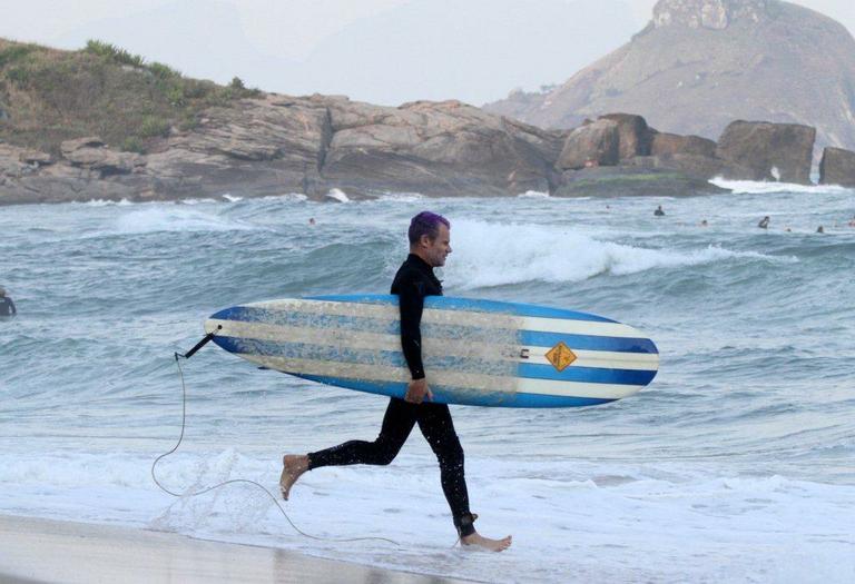 Anthony Kiedis e Flea surfam na praia do Recreio dos Bandeirantes, no Rio de Janeiro