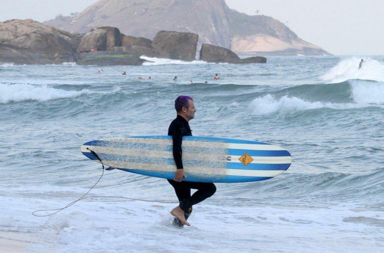 Anthony Kiedis e Flea surfam na praia do Recreio dos Bandeirantes, no Rio de Janeiro