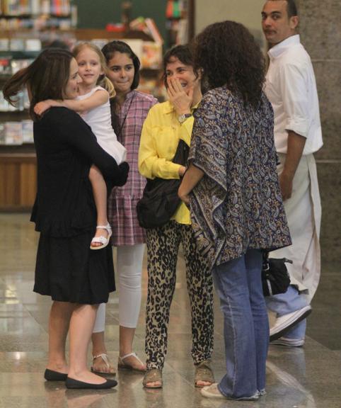 Gabriela Duarte com a filha, Manuela, a mãe, Regina Duarte, e amigas