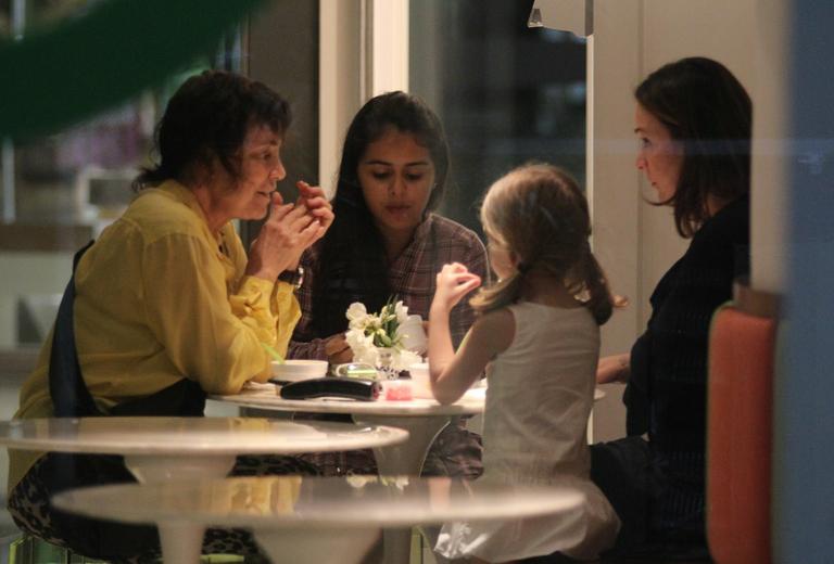 Gabriela Duarte com a mãe, Regina Duarte, a filha, Manuela, e amiga