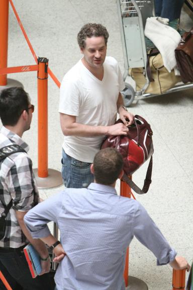 Dan Stulbach circula em aeroporto do Rio de Janeiro